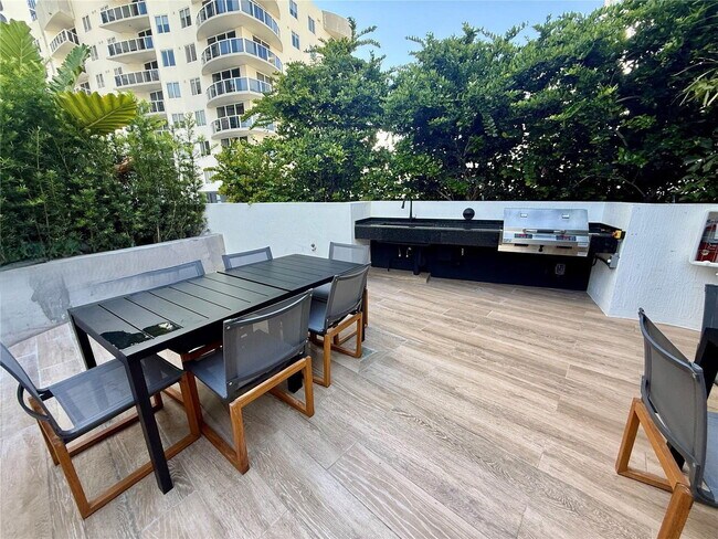 Building Photo - 700 NE 24th St