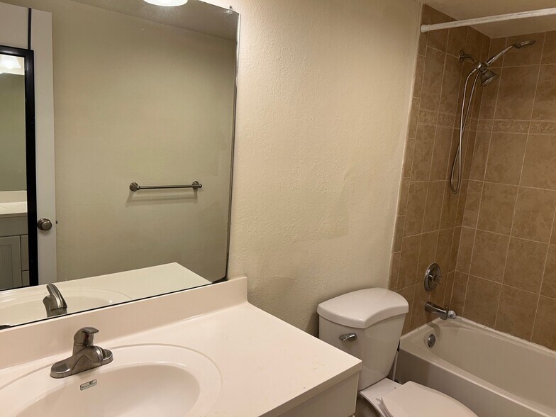 Building Photo - 2190 SE 5th St