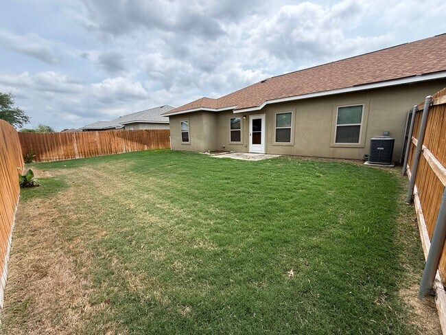 Building Photo - 3 bed 2 bath with Garage and fenced in back yard