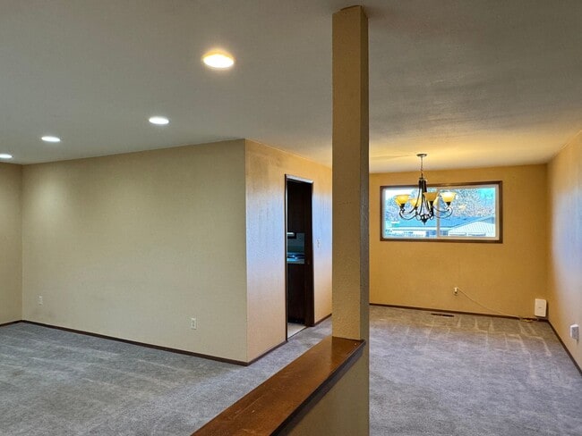 Building Photo - West Valley 4br 2.5 ba DBL attached garage, POOL