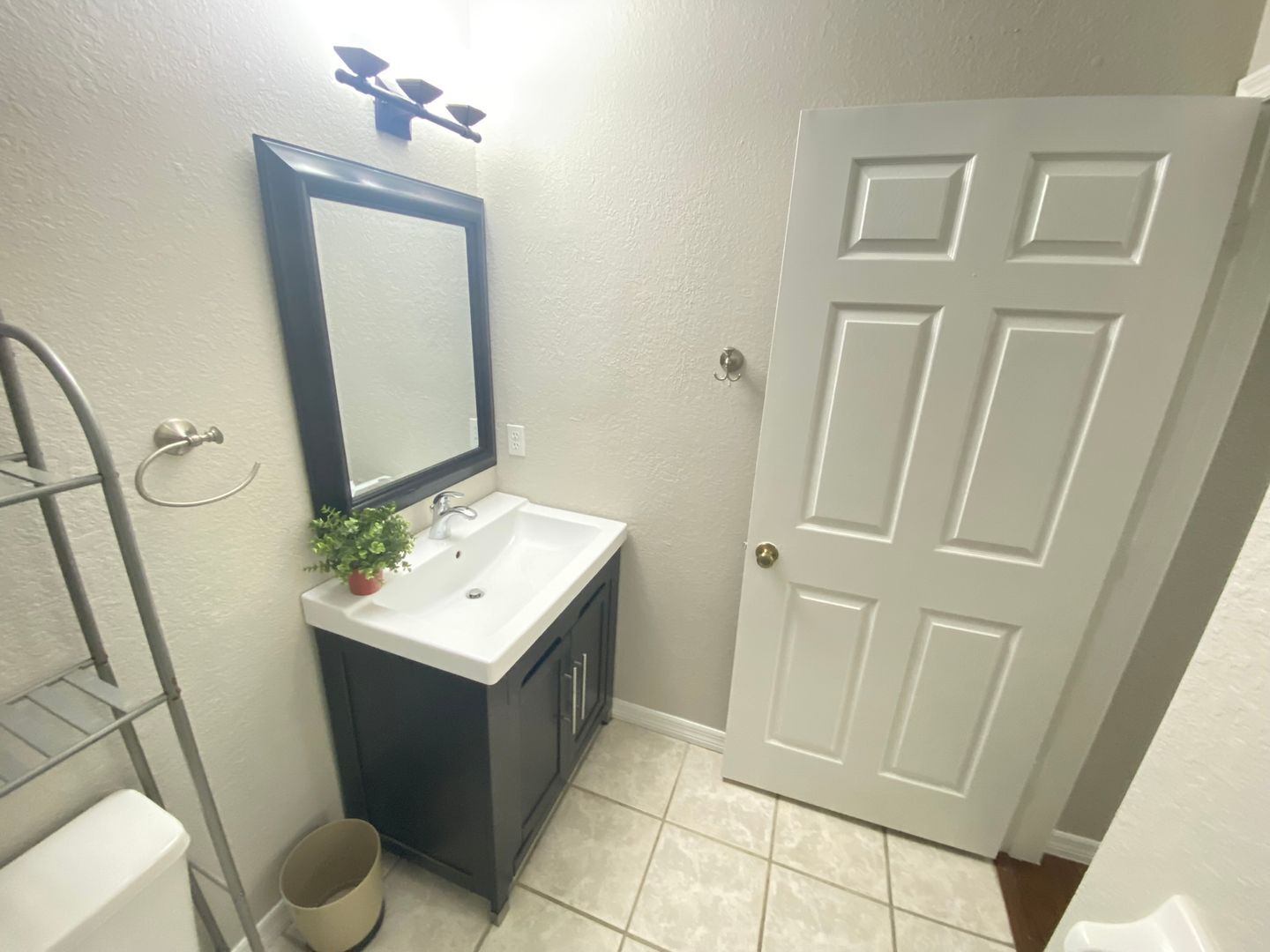 Building Photo - Stylish Orlando Condo in Gated Community –...