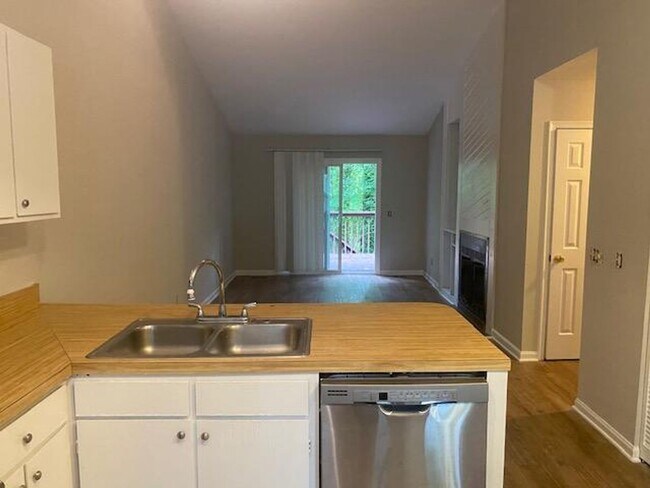 Building Photo - 943 W Chatham St