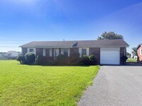 Building Photo - Pet-Friendly 3-Bedroom Home with Fenced Yard, Sun Room & Utilities Included