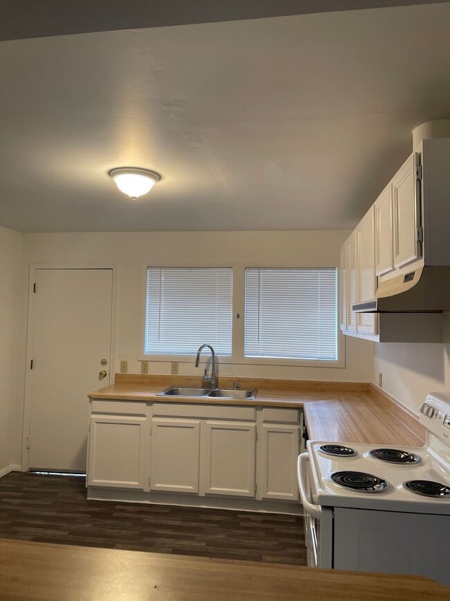 Building Photo - Nice and Bright Rambler near Downtown Kirkland