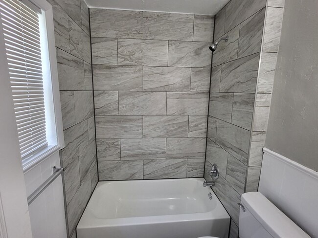Building Photo - Remodeled 1 bedroom 1 bathroom duplex hous...