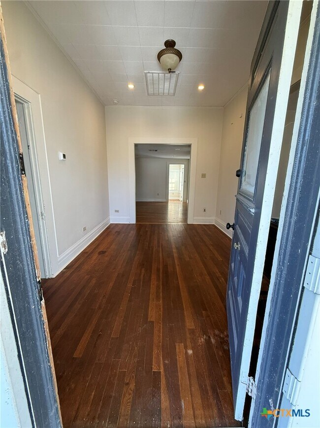 Building Photo - 619 E Donegan St