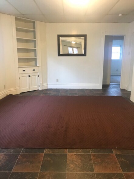 Building Photo - 704 N Chestnut St