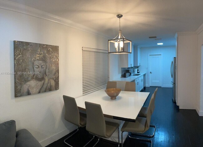 Building Photo - 1955 Washington St