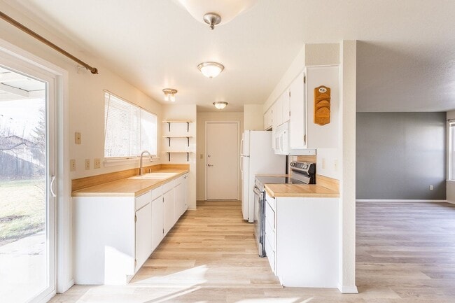 Building Photo - Renovated 2 bedroom 1 bathroom home