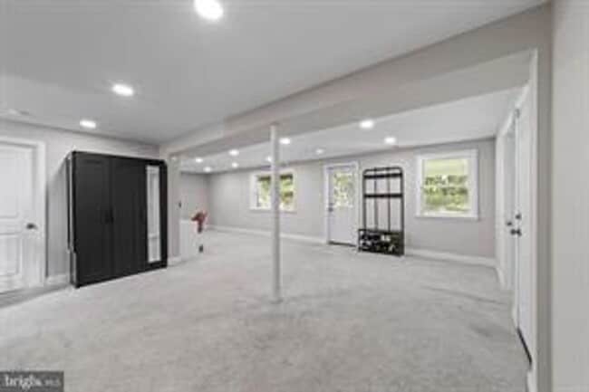 Building Photo - Modern 4 bedroom with fenced backyard