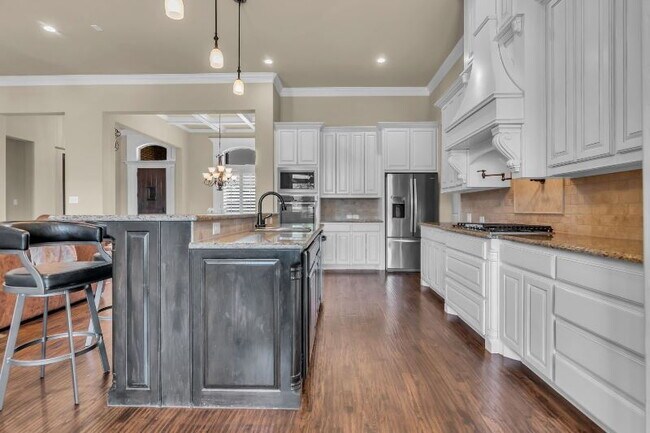 Building Photo - Stunning 4-3.5-3 Oasis with Pool in Prime ...