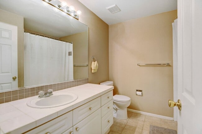 Building Photo - Beautiful luxury townhome style condominiu...