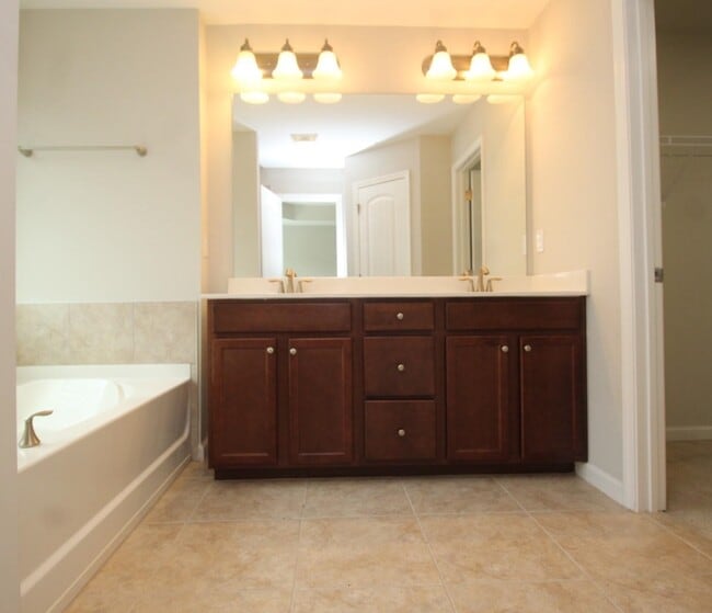 Building Photo - 660 Sunset Dr