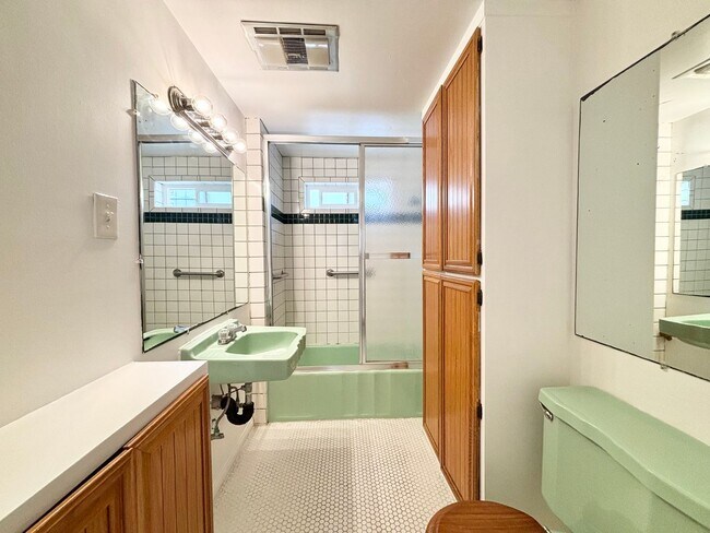 Building Photo - 4027-4029 Ocean Dr