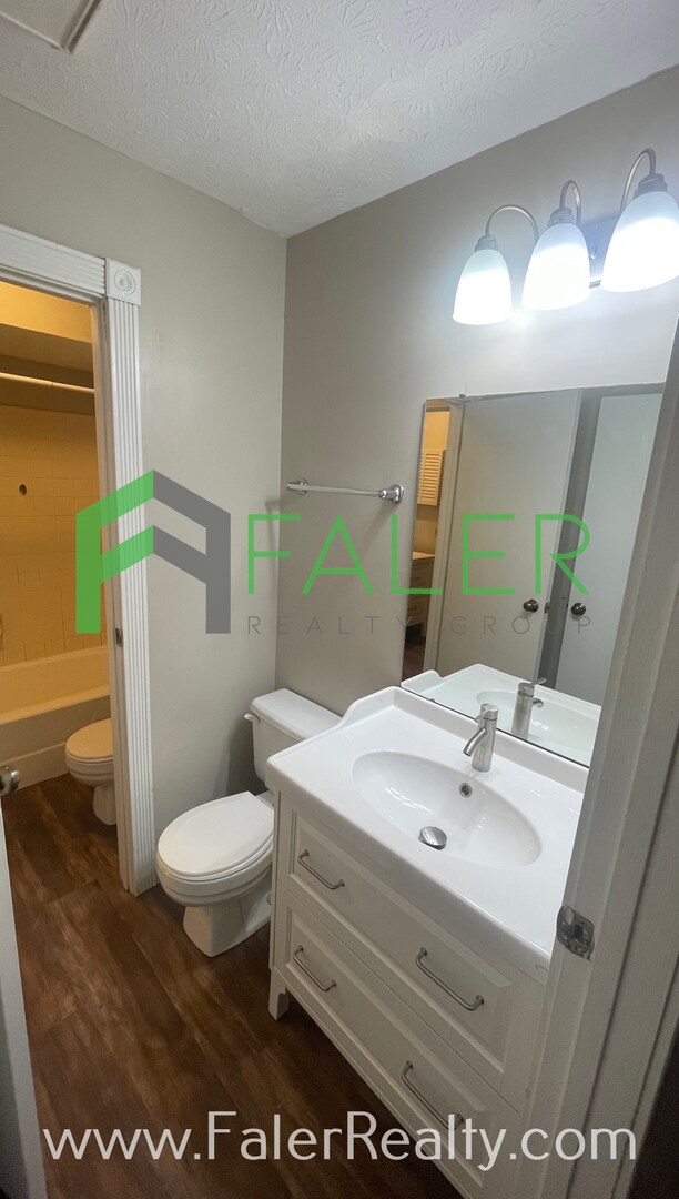 Building Photo - Freshly Updated 2nd Floor Condo