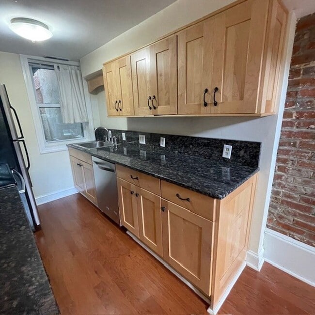 Building Photo - Logan/Shaw - Spacious 3 Bedroom, Two Bath Apartment