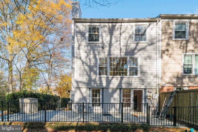 Building Photo - 4339 Cedarlake Ct