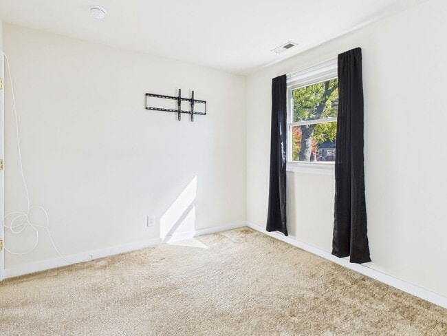 Building Photo - 2102 Brockway Ln