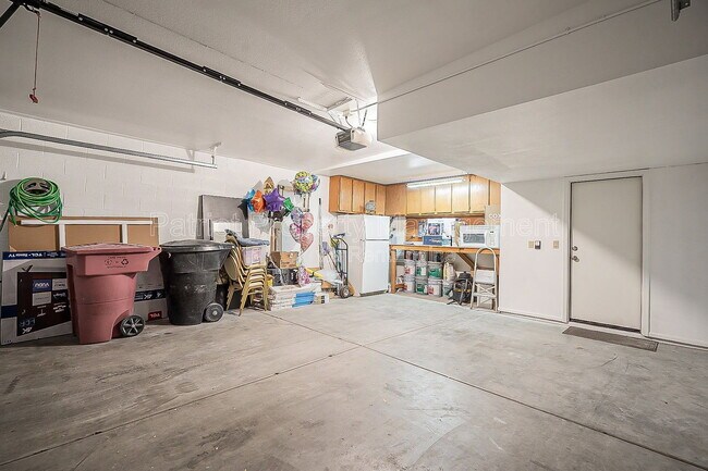 Building Photo - 10527 E Fanfol Ln