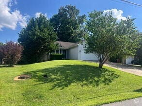 Building Photo - One- level 3bedroom /2bath  living with 2 ...