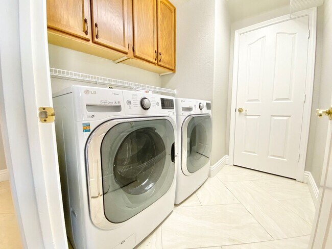 Building Photo - BEAUITFUL GATED PROPERTY 6 BEDROOMS/3 FULL...