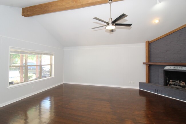 Building Photo - 2715 W Gum St