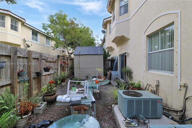 Building Photo - 2711 SE 16th Ave