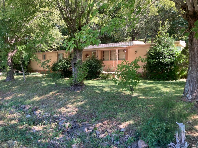 Building Photo - 1500 Blue Springs Rd