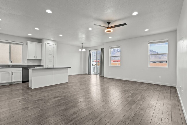 Building Photo - Beautiful 5 Bed / 3 Bath Single-Family Home in Lindon