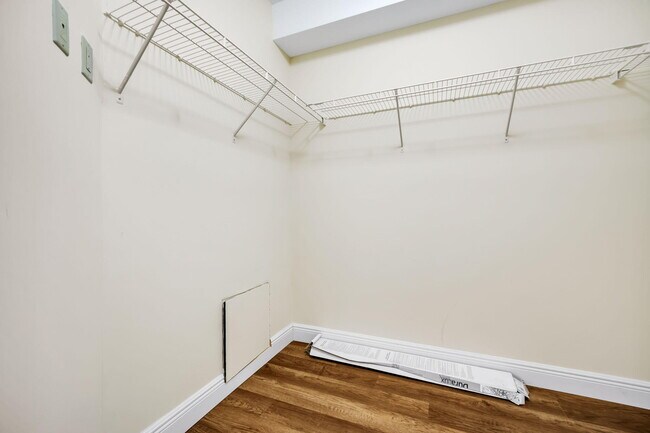 Building Photo - 401 SW 4th Ave