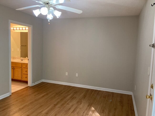 Building Photo - LOCATION LOCATION Location!  Close to Baptist Health Hospital, Shopping, & More