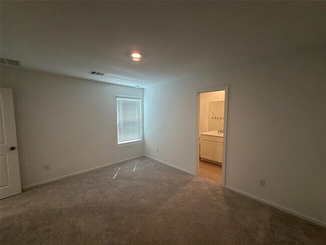 Building Photo - 930 Pertuso Ln