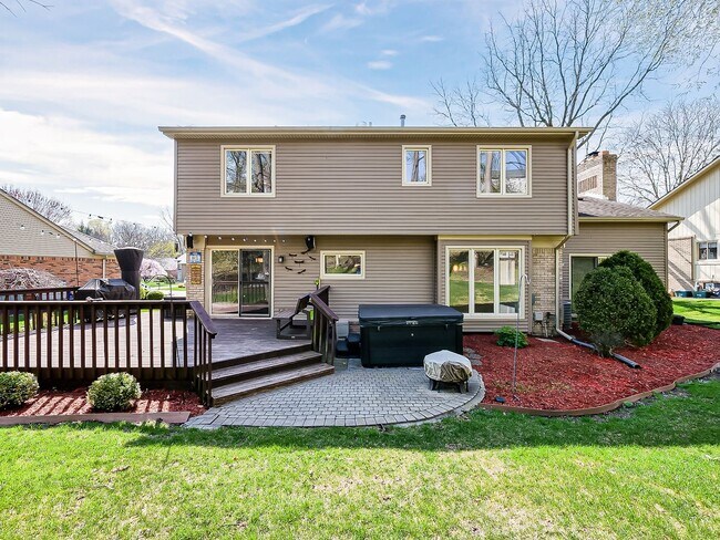 Building Photo - Welcome to this spacious single-family hom...