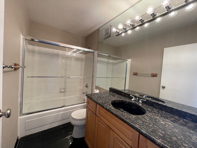 Building Photo - 111 W Maple St