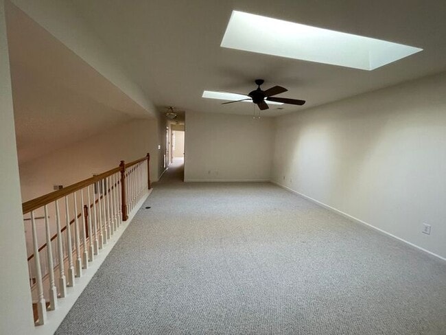 Building Photo - NW Brick Townhome, Granite Counter-Tops, W...