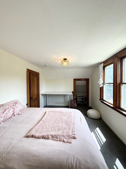 Building Photo - 634 NE 28th Ave