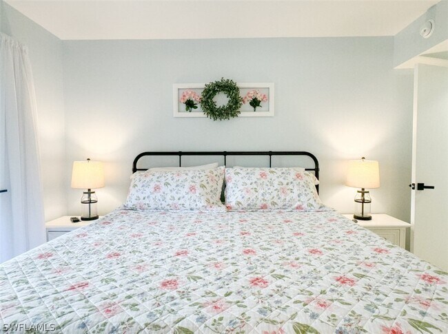 Building Photo - 788 Park Shore Dr