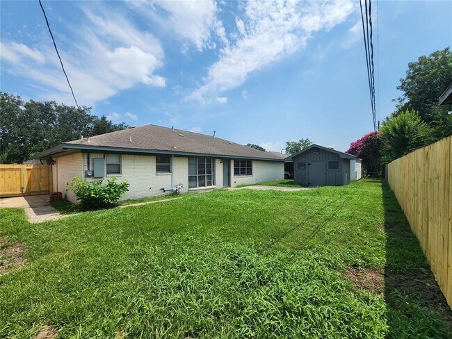 Building Photo - 806 James Ave