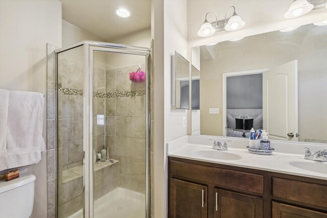 Building Photo - 605 S Cherry Grove Ave