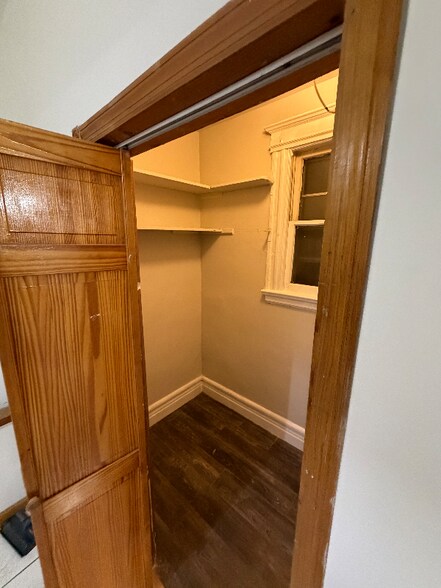 Building Photo - 214 Maple St