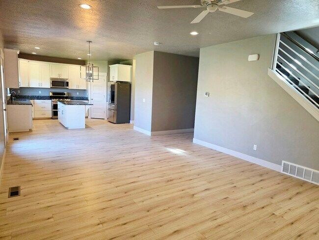 Building Photo - 9051 N Clubhouse Ln