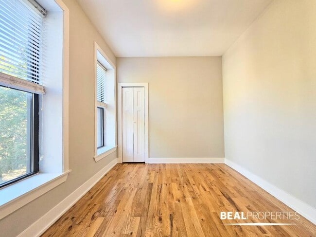 Building Photo - 3 bedroom in CHICAGO IL 60657