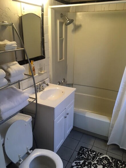 Building Photo - 413 S Webster Ave