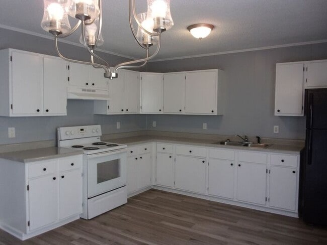 Building Photo - 3 Bedroom 1 Bath Home Recently Updated