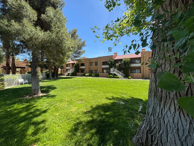 Building Photo - 2 Bed, 2 Bath condo, ground floor unit