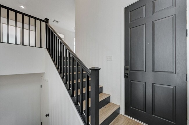 Building Photo - Stylish Tri-Level Home/Tandem Garage in Henderson