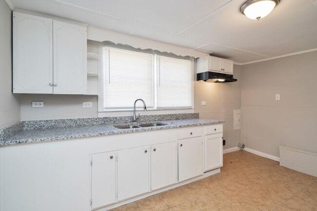 Building Photo - Super Cute Super Clean Priced to move fast!!!