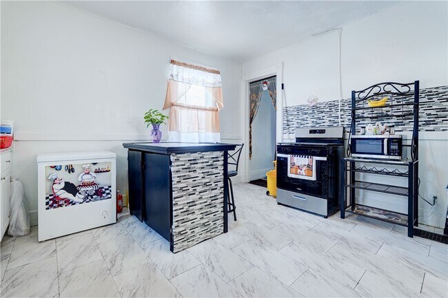 Building Photo - 183 Union St N