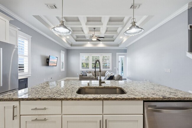 Building Photo - Stunning 4 Bedroom Home with Solar Energy & Private Pool!