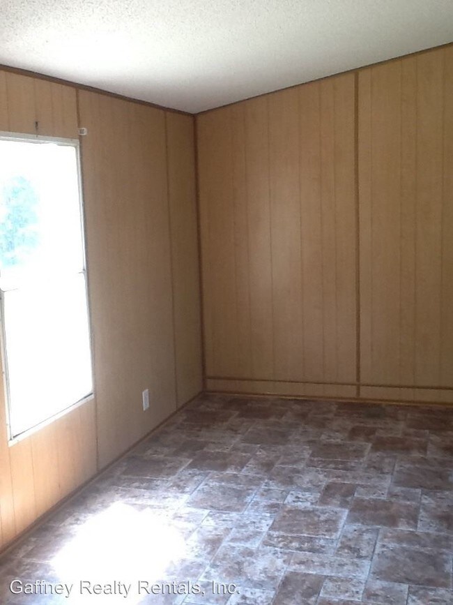 Building Photo - 4 br, 2 bath House - 308 River Dr.